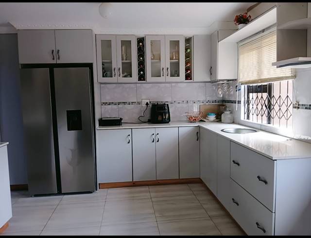 4 BEDROOM FREESTANDING FOR SALE IN SWEETWATERS